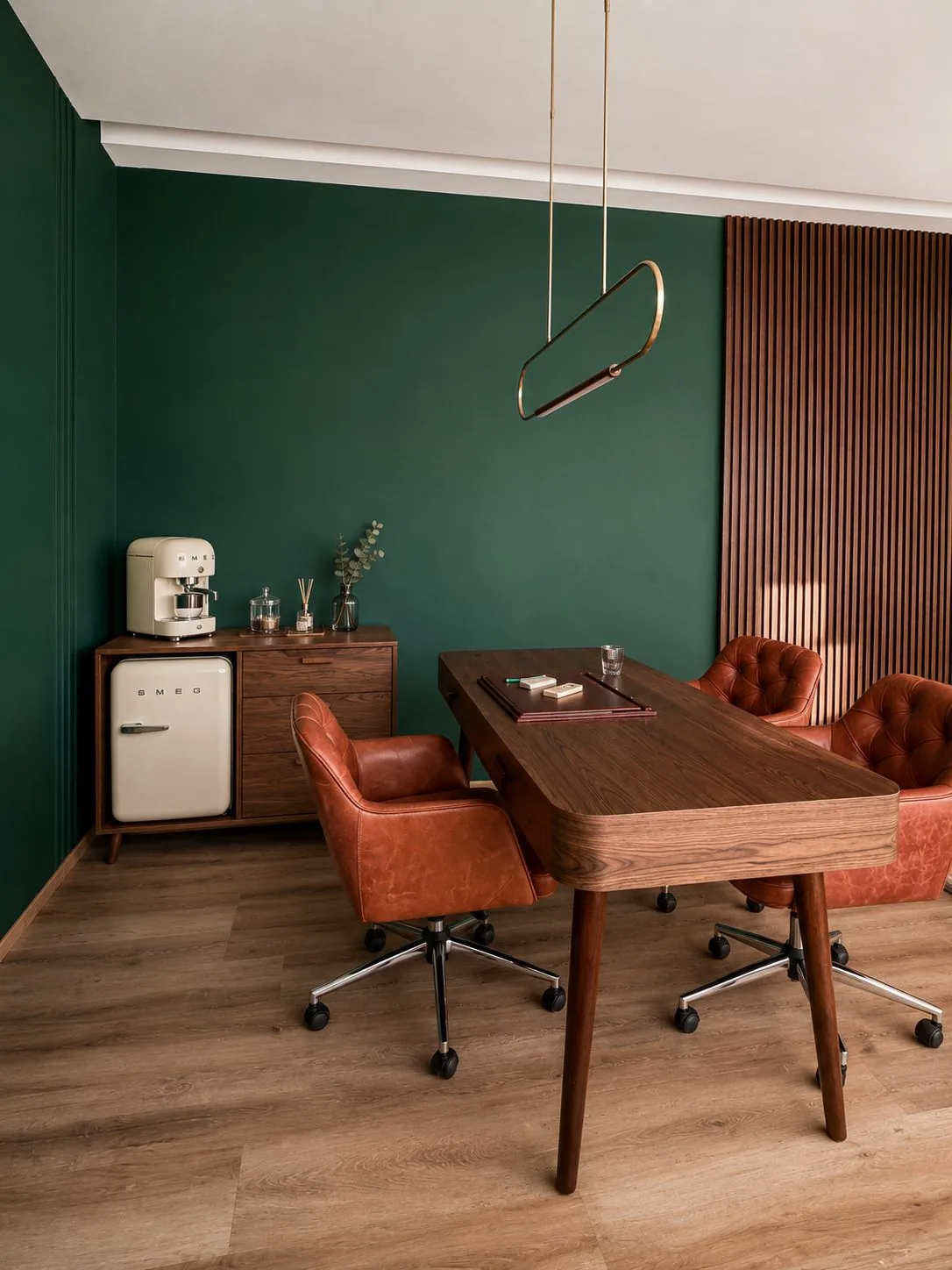 Oficinas con madera, verde y luz